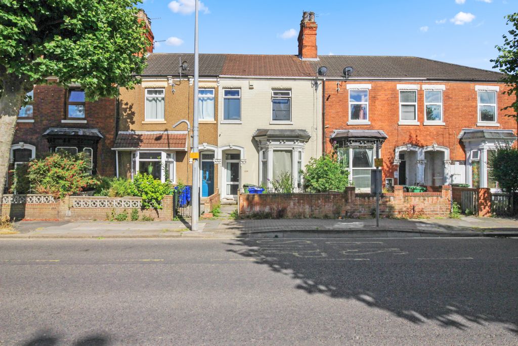 Property photo 1 of 18 229 Hainton Avenue, Grimsby, Dn32 9Ld