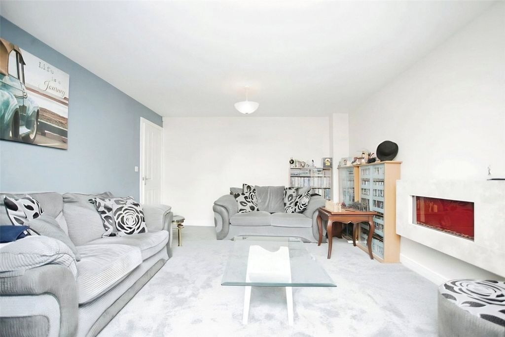 Property photo 2 of 10 Living Room