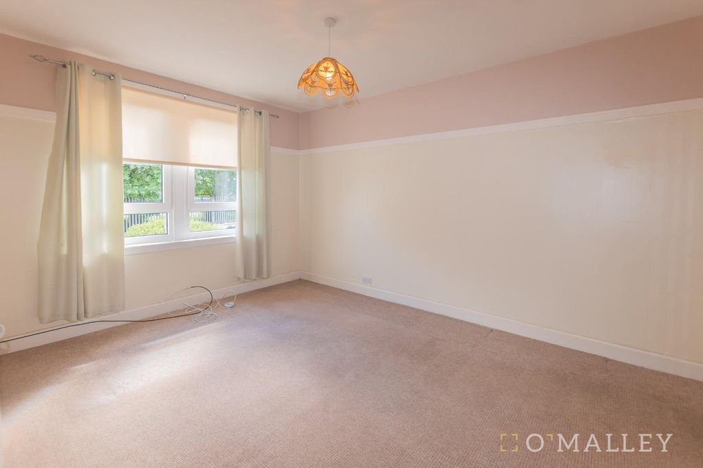 Property photo 3 of 11 Lounge