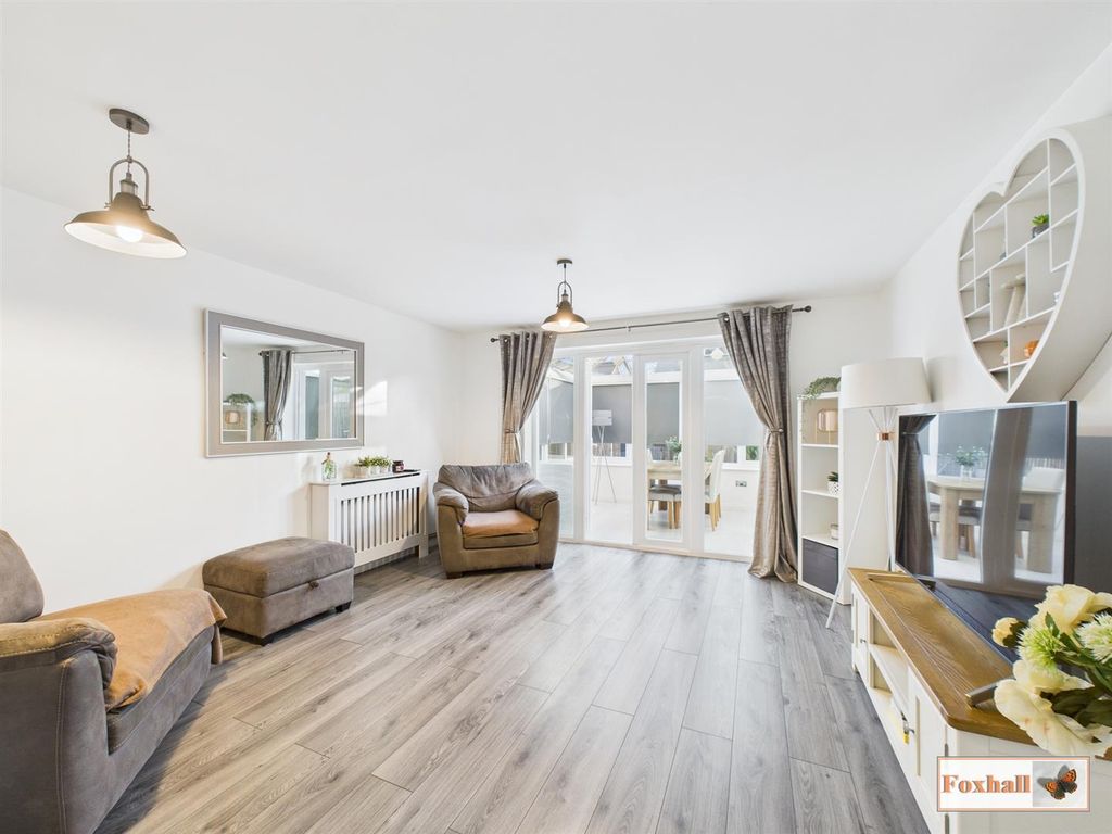 Property photo 3 of 24 Lounge