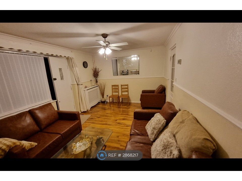 Property photo 1 of 16 Living Room