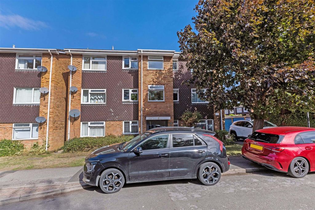 Property photo 1 of 13 28 Suffolk Close-2.Jpg