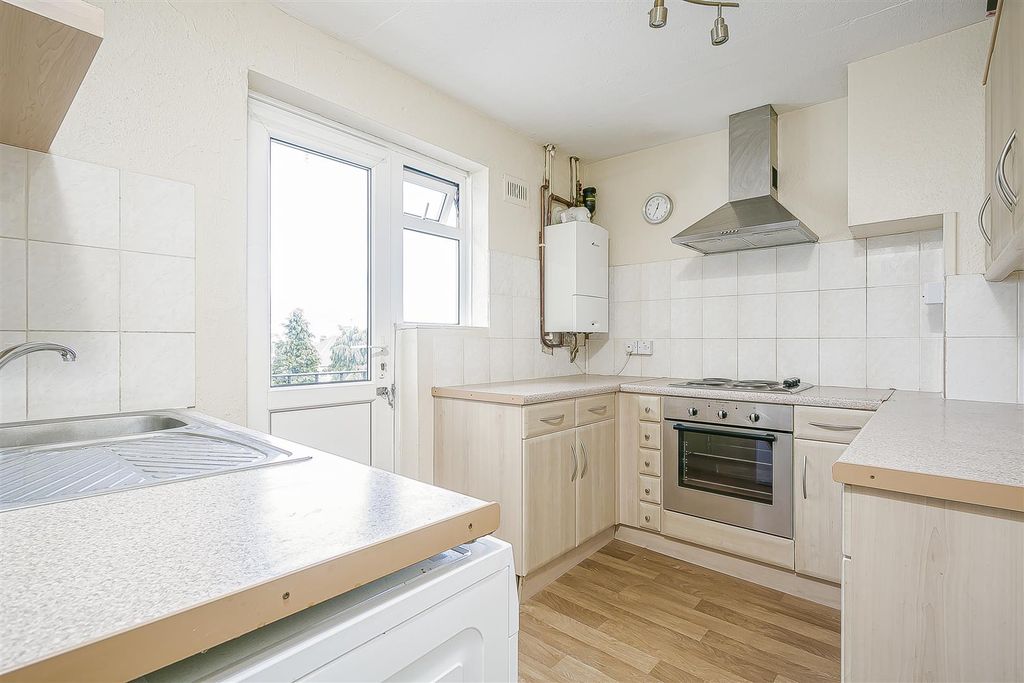 Property photo 2 of 9 Flat-High-Street-Banstead-107.Jpg