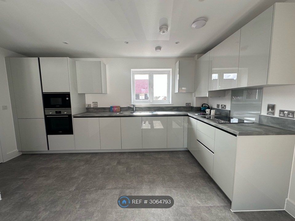 Property photo 2 of 10 Kitchen