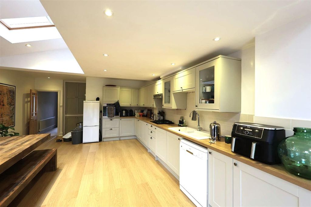 Property photo 3 of 18 Kitchen
