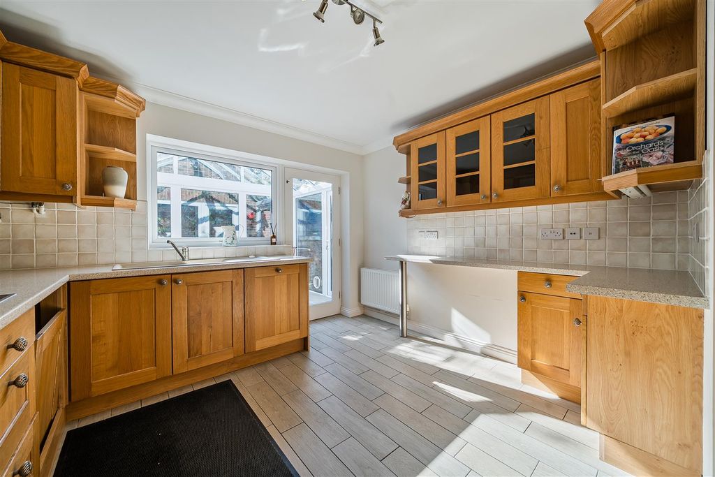 Property photo 3 of 8 Kitchen