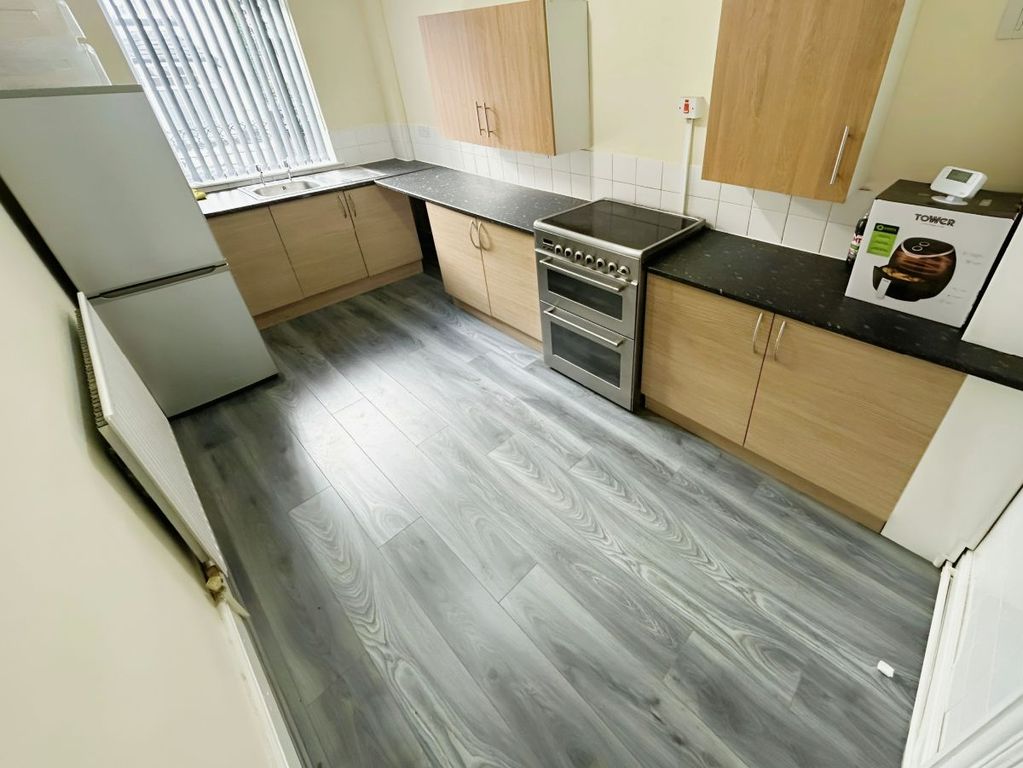 Property photo 2 of 6 Kitchen