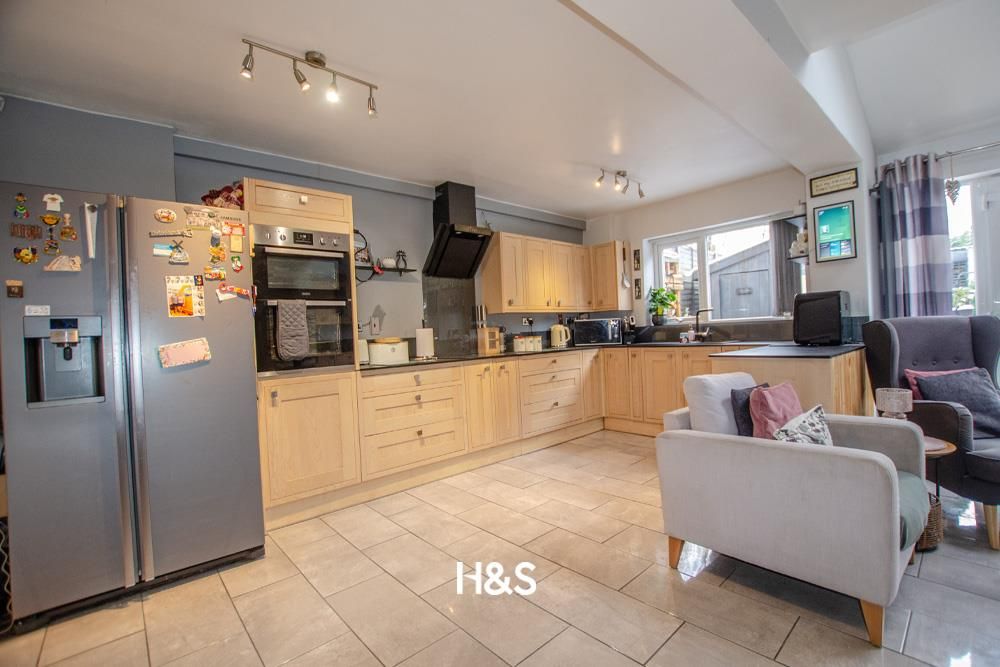 Property photo 2 of 22 50Chamberlainroad Kitchen.Jpg