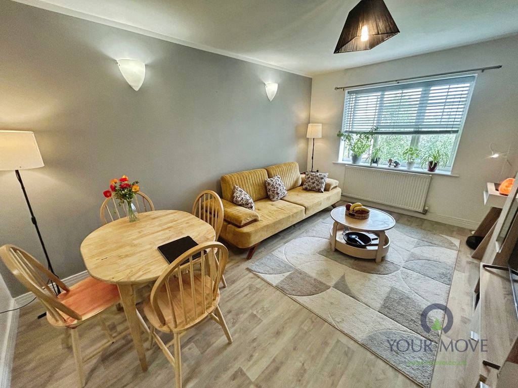 Property photo 3 of 11 Lounge