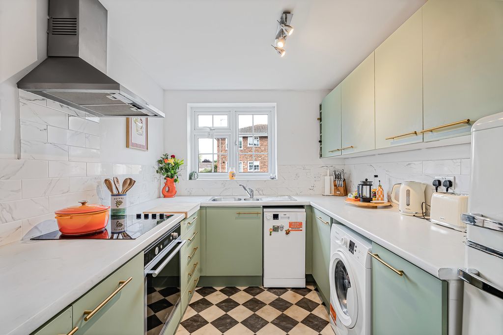 Property photo 3 of 10 Kitchen