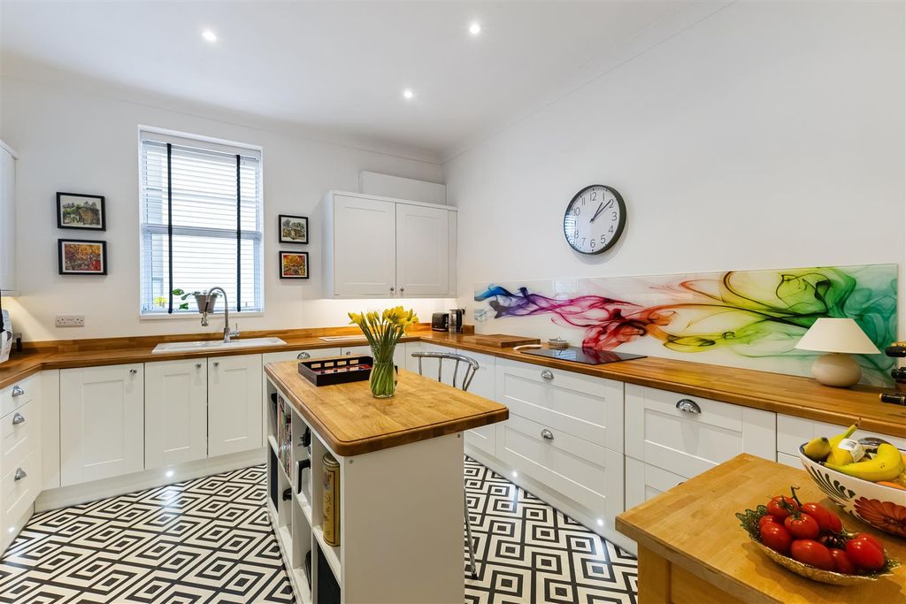 Additional image 4 of 3 bed flat for saleQueens Parade, Cheltenham GL50