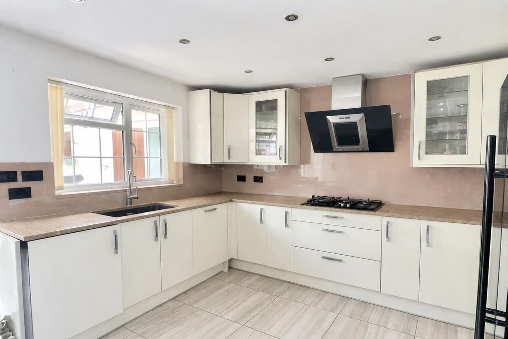 Property photo 2 of 15 6859A360-0B46-42B3-9027-c7Aa62B530c0.Png