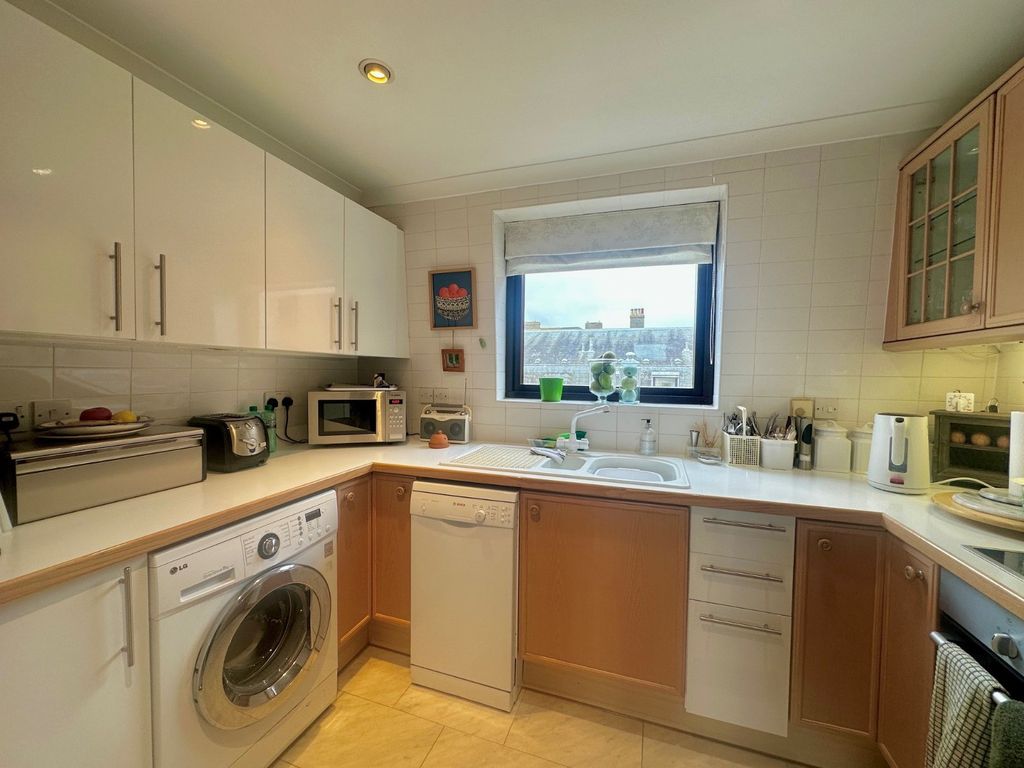 Additional image 5 of 2 bed flat for saleThe Queens, Ranelagh Road, Deal CT14