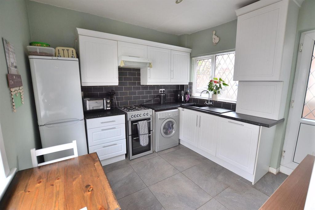 Property photo 2 of 12 Modern Kitchen/Diner