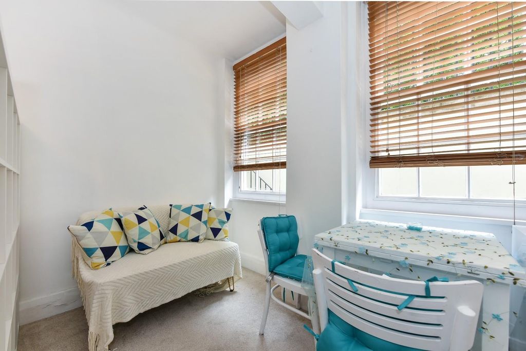 Property photo 2 of 9 3, 15 Portman Square (4).Jpg