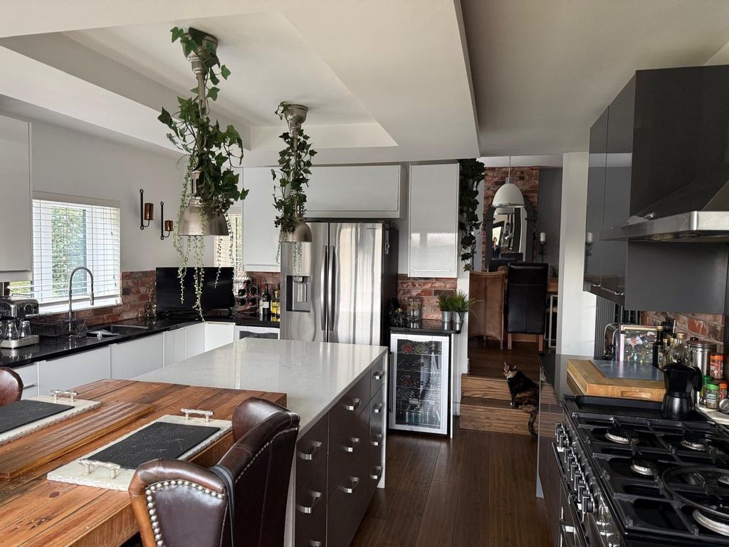 Property photo 3 of 25