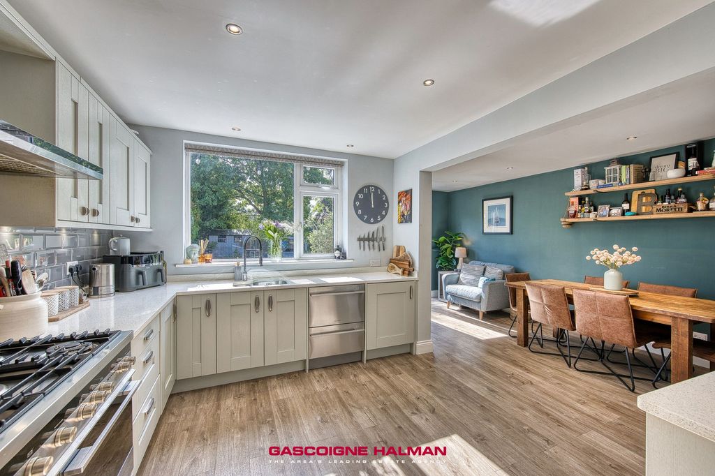 Property photo 3 of 38 Kitchen Family Diner