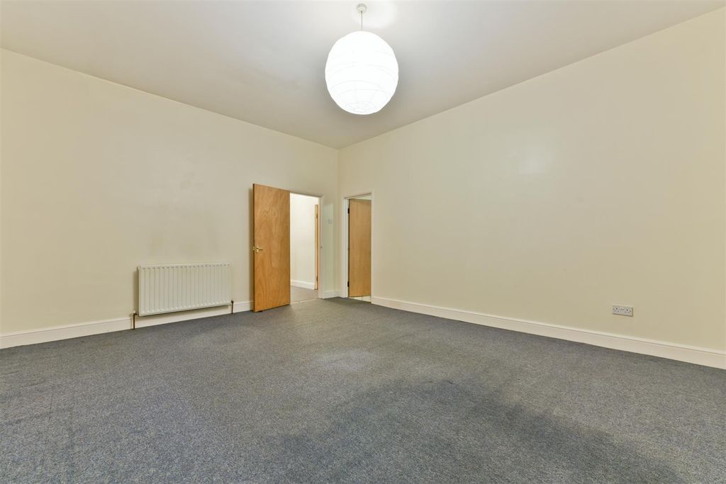 Property photo 3 of 6 4Isl7K9Hprm9Ryo6Ml7Qobw5Wh0