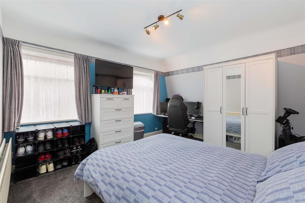 Property photo 3 of 18 14 Elliman Avenue-18.Jpg