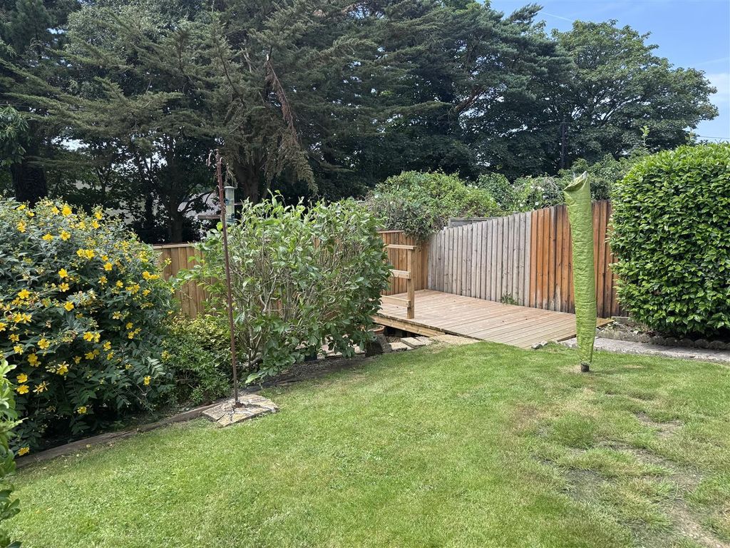 Property photo 3 of 16 Garage: