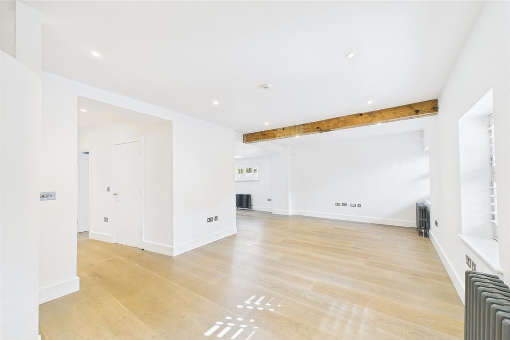 Property photo 3 of 12 Living Space