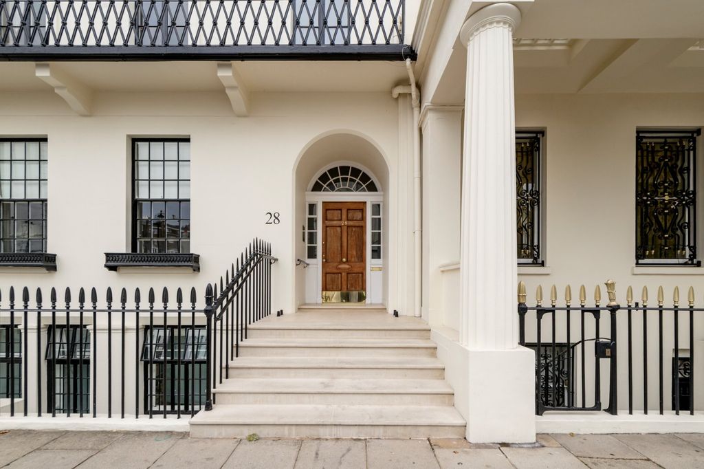 Property photo 1 of 19 Entrance