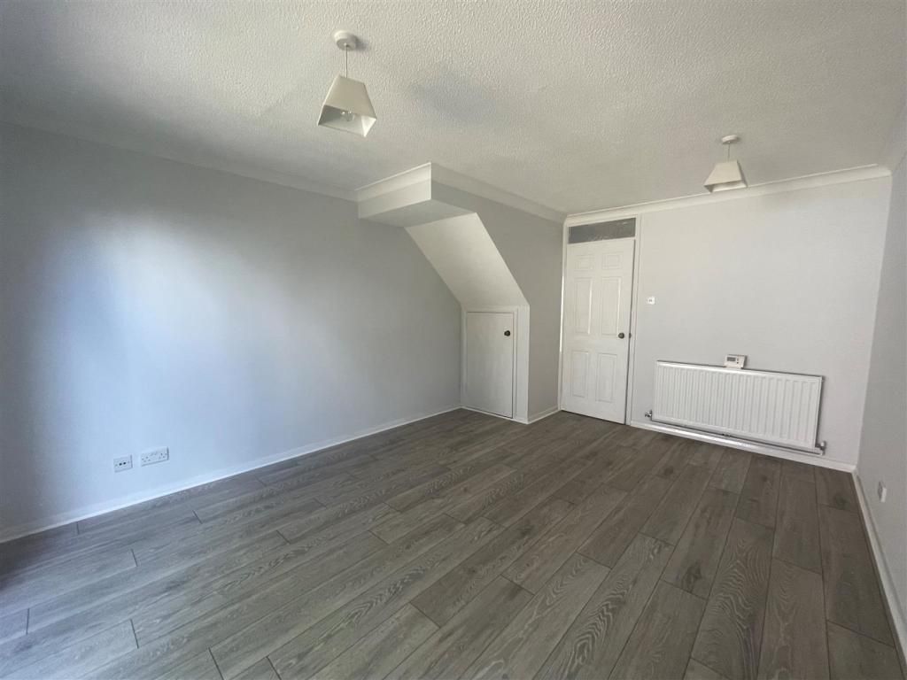 Property photo 3 of 11 Living Room