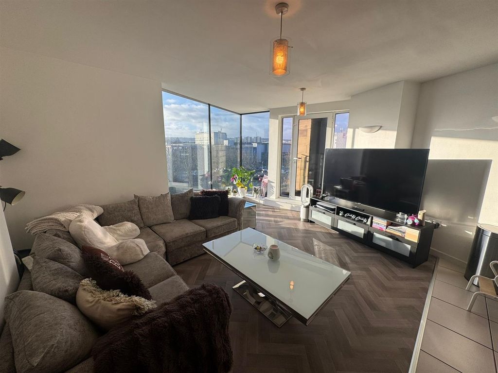 Property photo 3 of 19 Lounge