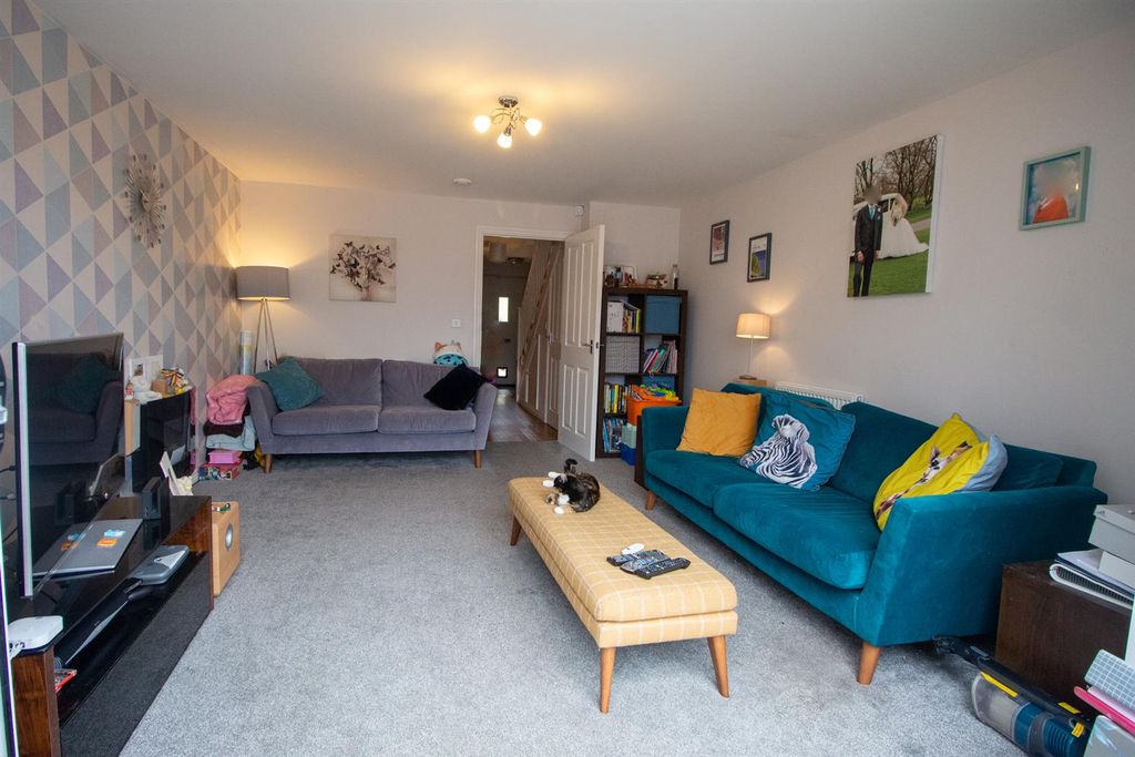 Property photo 3 of 16 66 Cedar Av - Lounge.Jpg