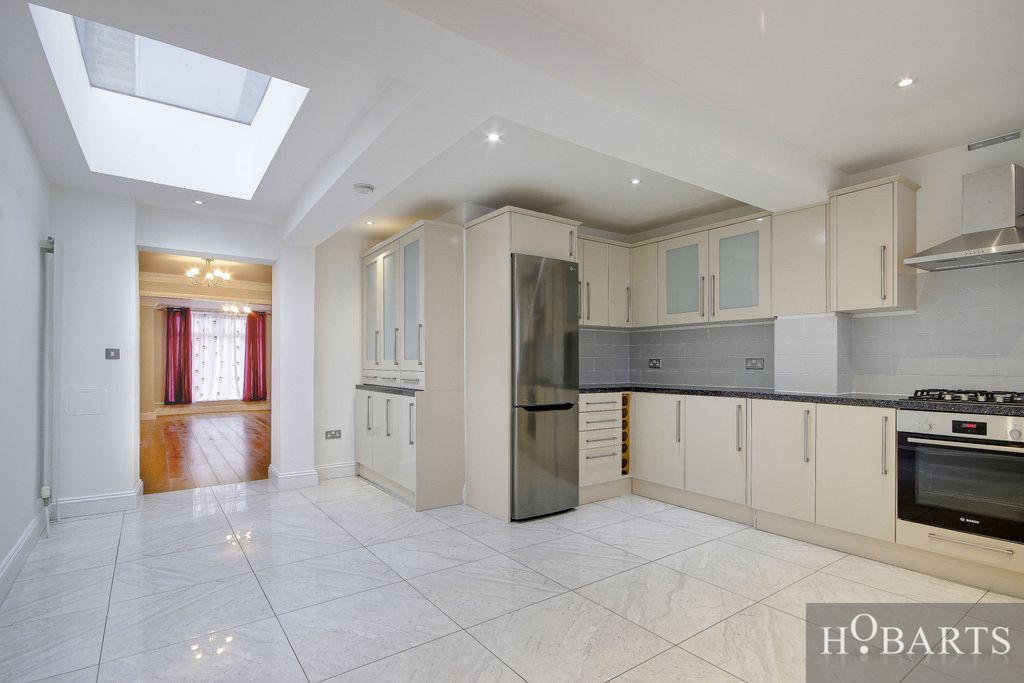 Property photo 1 of 23 4-Bedroom Terraced House On Green Street, En3