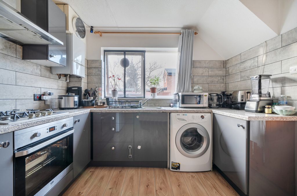 Property photo 2 of 17 1407926-9-698Cb1c...