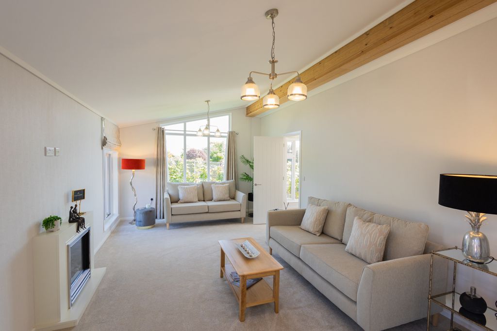 Property photo 2 of 20 Living Room Majestic 1