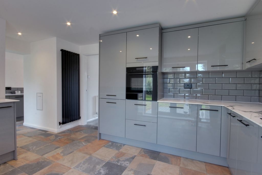 Property photo 2 of 17 1 Kit Din B