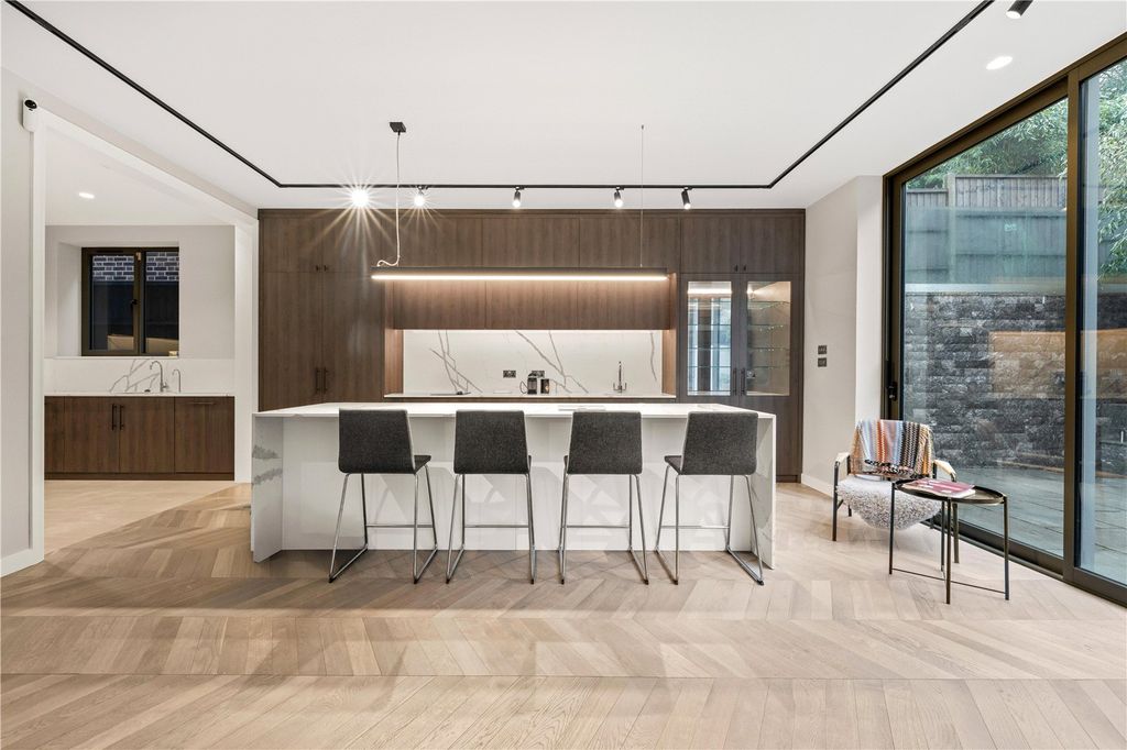 Property photo 3 of 19 Picture No. 02