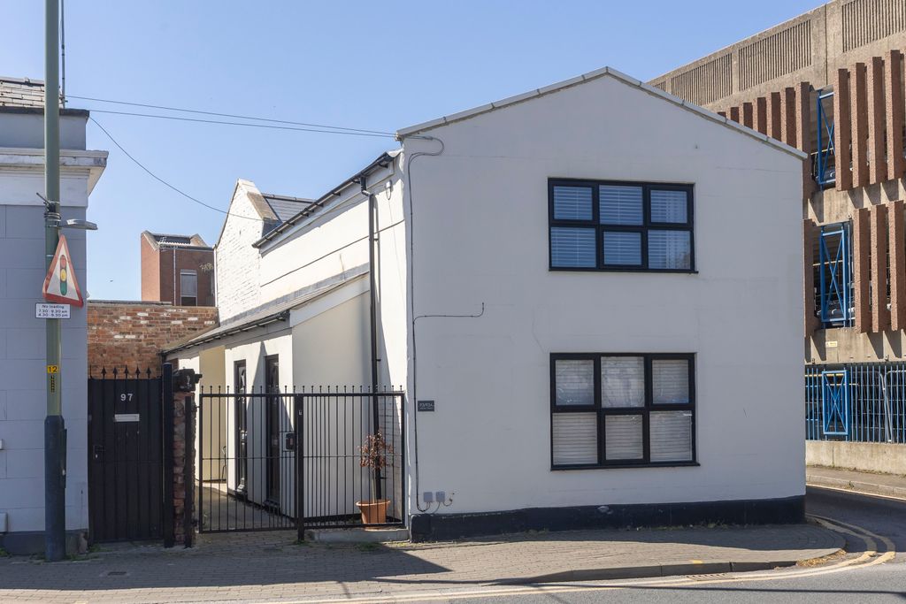 Property photo 3 of 8 Albion Street-11