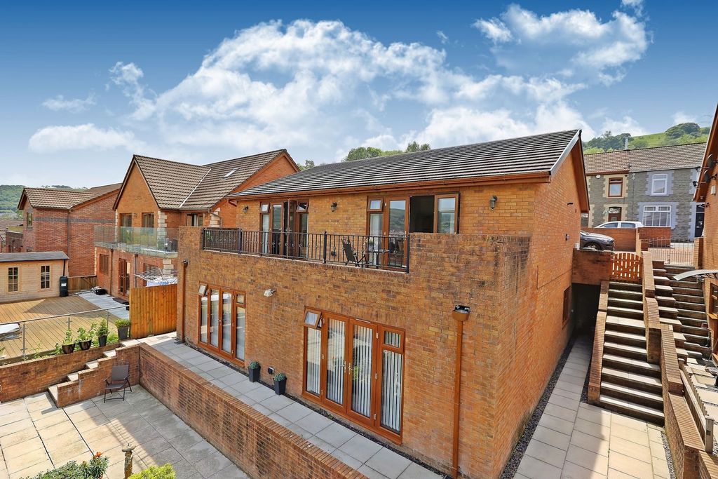 Property photo 1 of 32