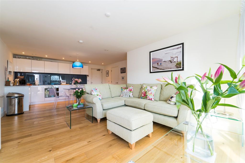 Property photo 2 of 17 Lounge