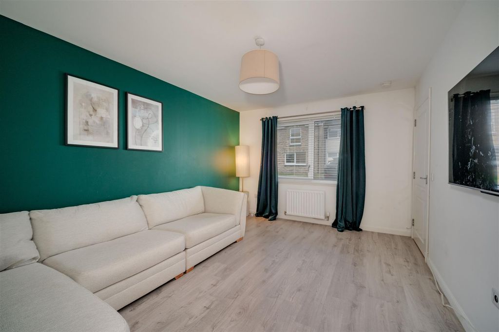 Property photo 2 of 25 46 Ballumbie Rise Gardens Dundee-21.Jpg