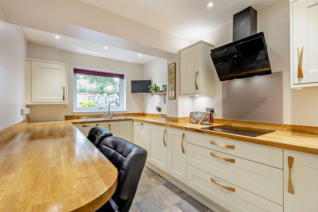Property photo 2 of 19 Kitchen