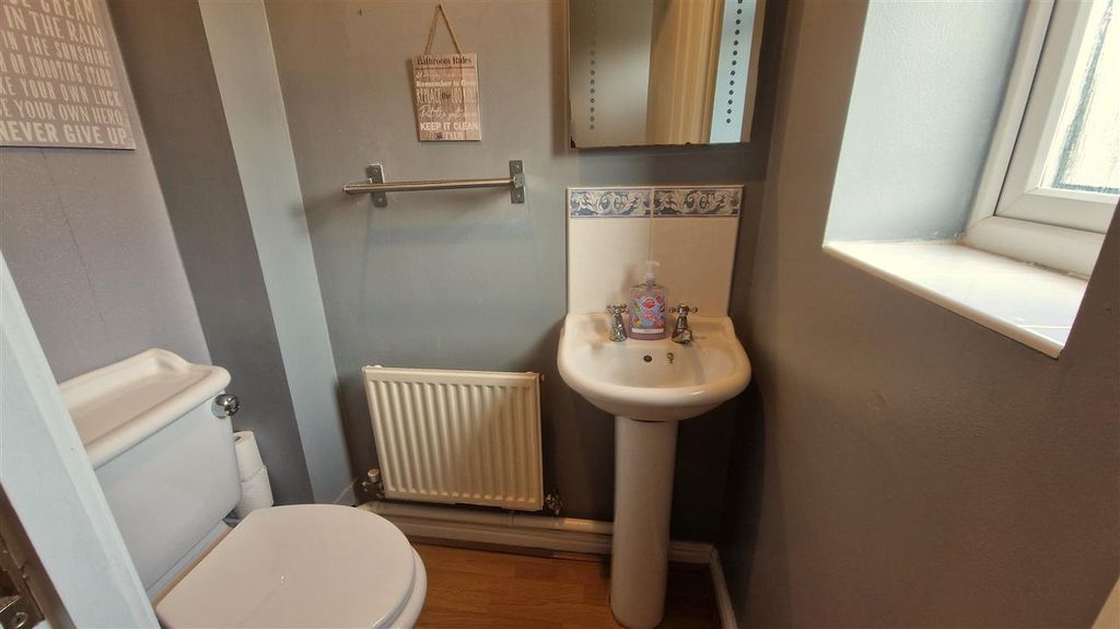 Property photo 3 of 18 Cloakroom / WC