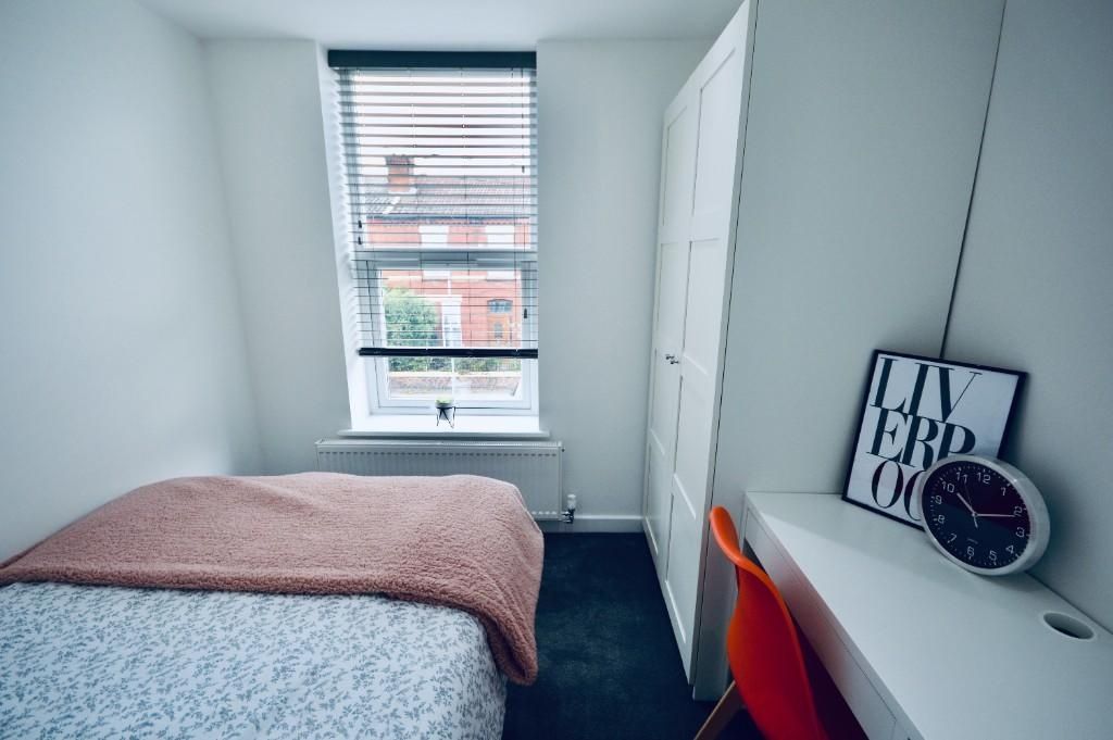 Property photo 3 of 15 A Bright And Cozy Single Bedroom Featuring A Neatl...