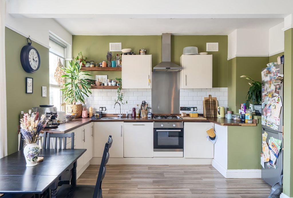 Property photo 3 of 11 Kitchen