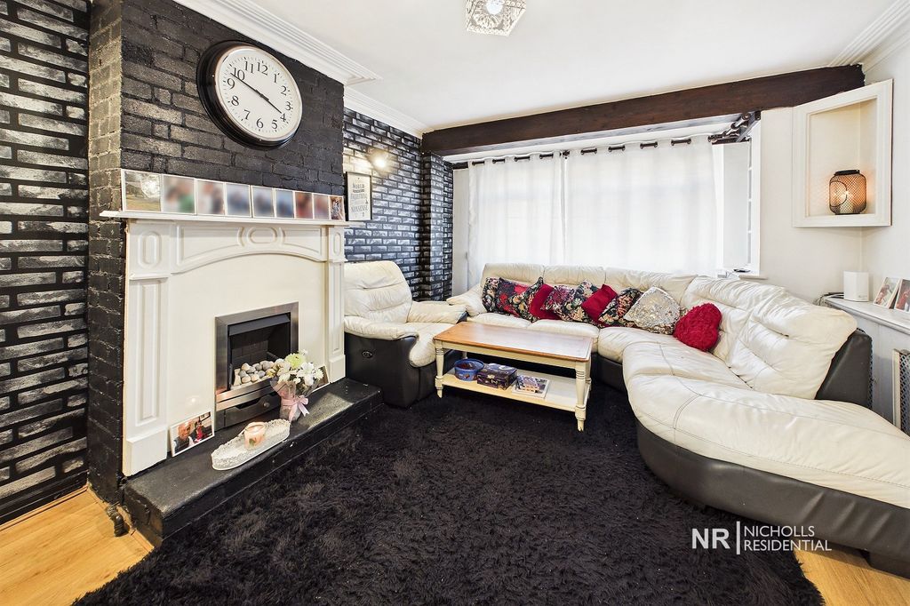 Property photo 3 of 27 Lounge