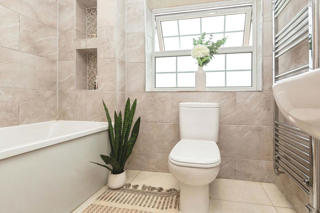 Property photo 3 of 18 Bathroom