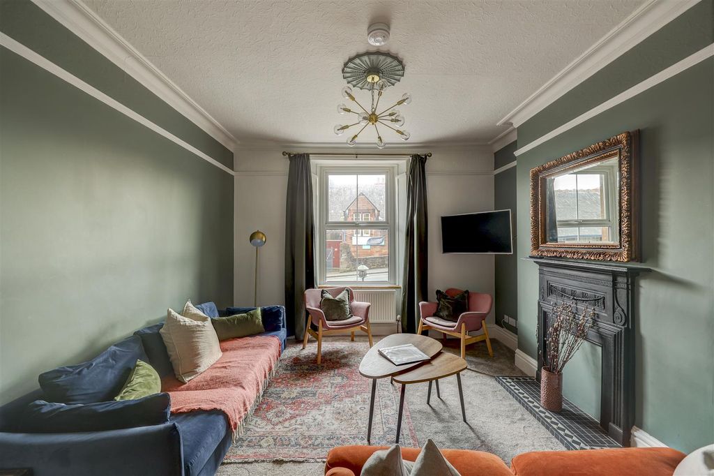 Property photo 3 of 41 Lounge