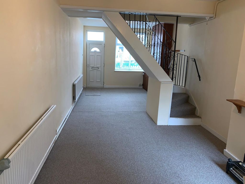 Property photo 2 of 7 Hallway