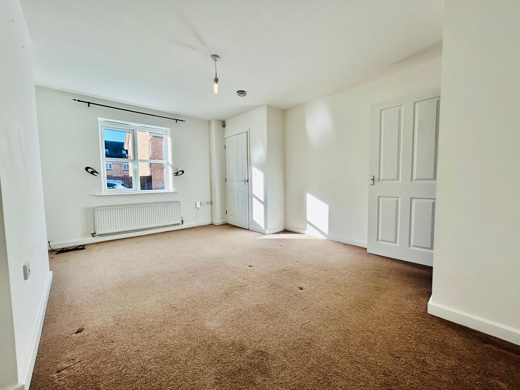 Property photo 3 of 11 Living Room