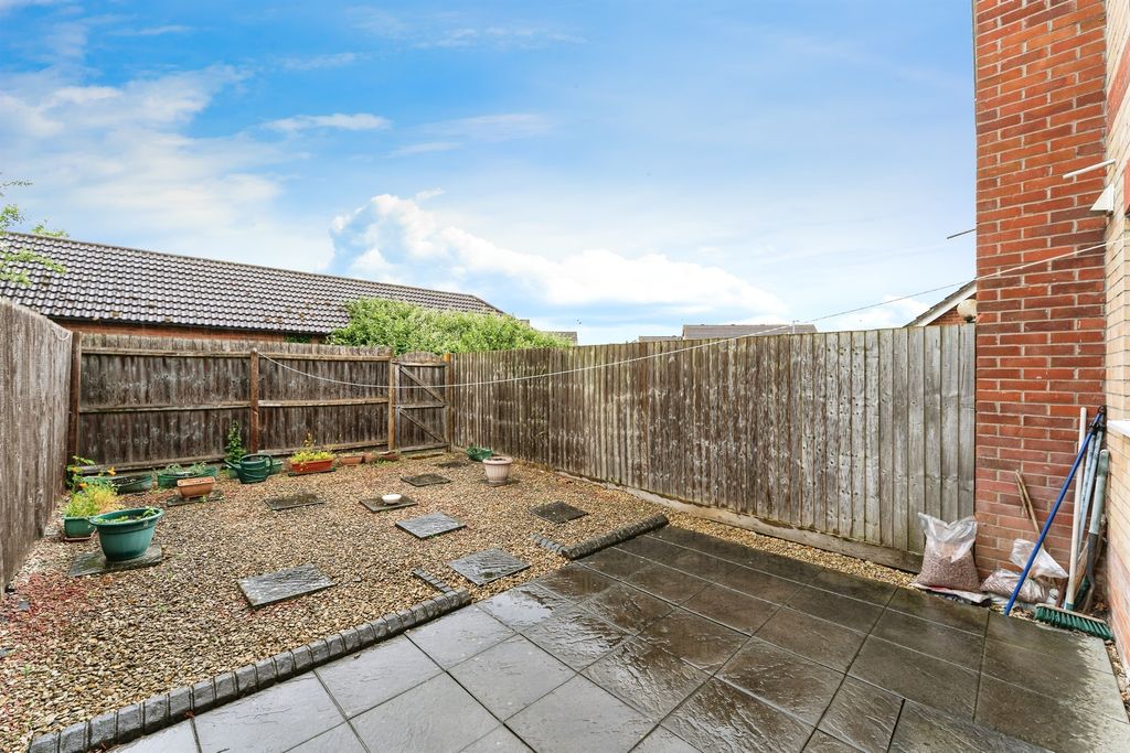 Property photo 2 of 8 Garden