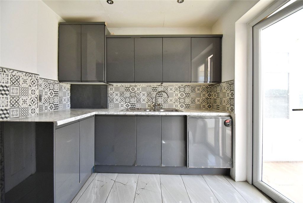 Property photo 3 of 19 Kitchen