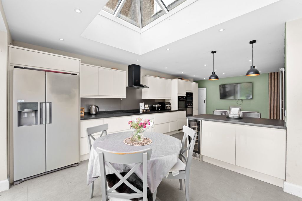 Property photo 3 of 25